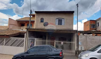 02 Casas Sobrepostas à Venda - Avenida Principal do Bairro