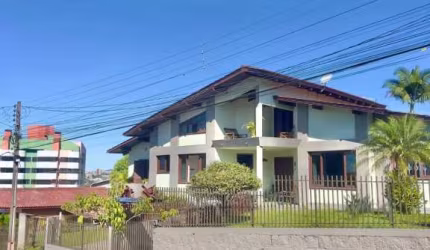 CASA DE ALTO PADRÃO EM UM LOTE COM MAIS DE 1100M² - CA596