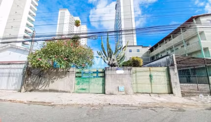 Casa com terreno comercial na Parquelândia