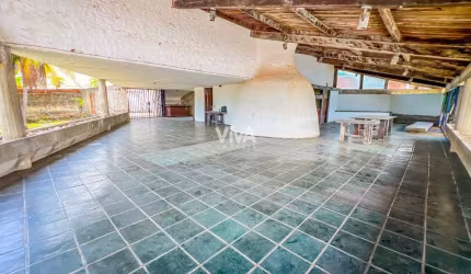 Casa Duplex com Amplo Terreno!