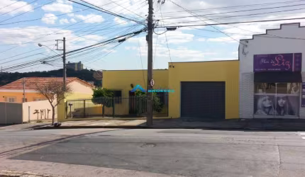 Casa Térrea C/ 3 Dorms, Quintal com ótimo espaço e Boa localização de Jundiaí