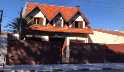 Casa a Venda C/ 3 Dorms, Total de 300 m², Amplo Quintal com Piscina e Churrasqueira, Louveira SP