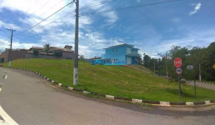 Terreno de esquina em aclive, privilegiada localização, com 1.306m²