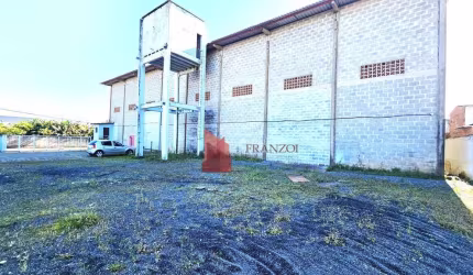 LOCAÇÃO: GALPÃO COMERCIAL com portão nível zero, 750m2, bairro Barra do Rio, Itajai/SC!