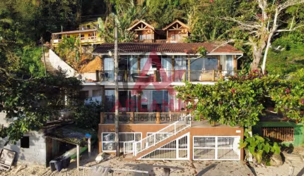 CASA PÉ NA AREIA NA PRAIA DA ALMADA EM UBATUBA-SP.