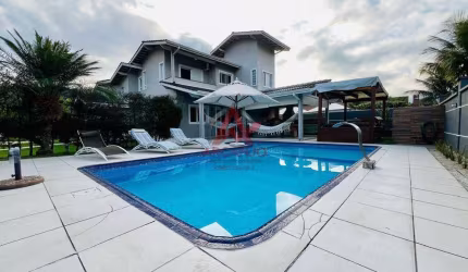 CASA A VENDA EM CONDOMINIO FECHADO COM 03 DORMITORIOS E 561 M² DE TERRENO