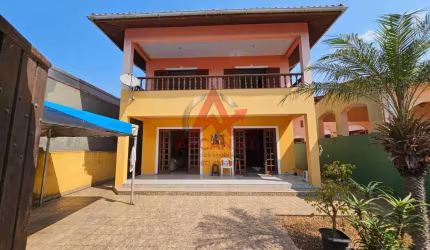 Casa com 4 dormitórios e amplo quintal em Ubatuba/SP