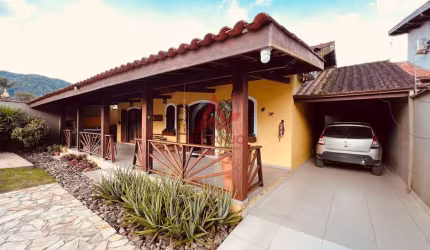 Casa a Venda Com 3 dormitórios em Ubatuba-SP