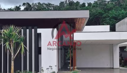 Casa a Venda  Com 4 Suítes em Atibaia-SP