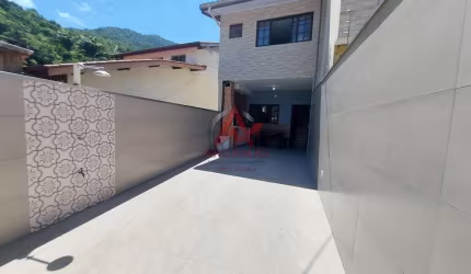 Casa com 4 dormitórios a 150 metros da  Praia da Enseada !
