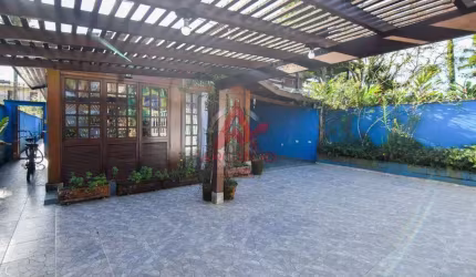 Casa com 05 quartos e 03 suítes, ótima localização em Ubatuba.