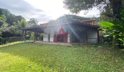 CASA A VENDA EM CONDOMINIO FECHADO NA PRAIA DA LAGOINHA COM 04 DORMITORIOS E UM TERRENO TOTAL DE 746M²
