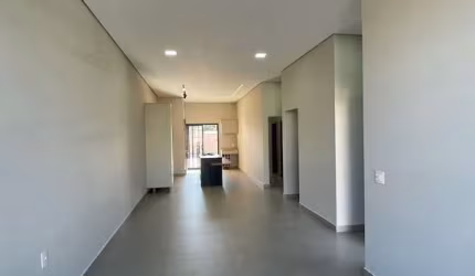 Casa térrea à venda no condomínio Evidências.