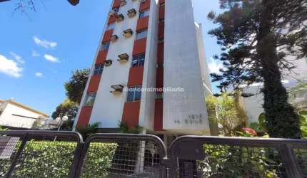 Excelente apartamento no Edifício Salus, localizado no prestigiado bairro de Casa Forte.