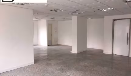 Excelente Conjunto Comercial, 1 Sala de 200m, 4 Banheiros, e 4 Vagas.
