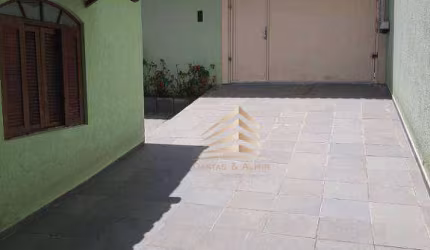 Casa em Bonsucesso com 3 dormitórios, 2 salas, vaga para 3 veículos