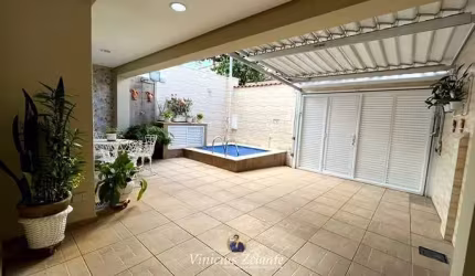 Imperdível: Casa à venda em Santos-SP, no Boqueirão, com 3 quartos, 3 suítes, 2 salas, 5 banheiros, 2 vagas e 155m²!