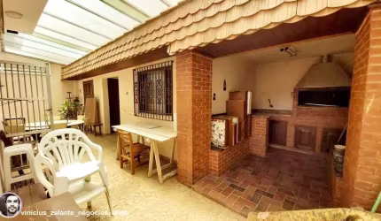 Excelente oportunidade de compra: Casa de 4 quartos com suíte e 4 vagas na cidade de Santos-SP, no Boqueirão!