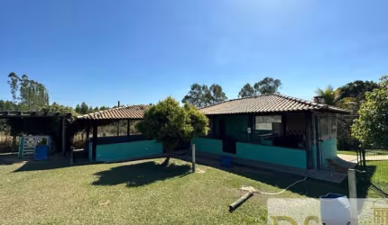 Sítio bem localizado com uma área total de 21.300 m², casa sede, salões de festa, quiosque e piscina
