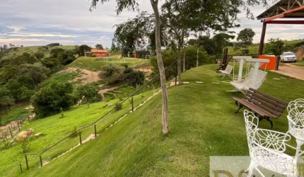 Sítio com 2 alqueires, próximo ao Condomínio Campos de Santo Antônio, 8 baias, 1 redondel, 6 piquetes, horta, pomar, galinheiro, poço e etc