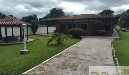Bela chácara no bairro Canguiri em Itu/SP, 4.560 m², toda murada, com poço artesiano, casa sede, casa de caseiro, capela e piscina