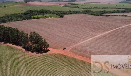 EXCELENTE FAZENDA A VENDA EM ITAÍ/SP, COM ÁREA TOTAL DE 68 ALQUEIRES, TOPOGRAGIA PLANA A LEVEMENTE ONDULADA, TERRA VERMELHA E PROXIMA A CIDADE
