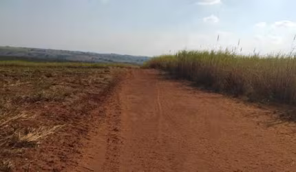 FAZENDA COM CANA NA REGIÃO DE PRESIDENTE PRUDENTE-SP, COM 512,03 ALQUEIRES, TOPOGRAFIA SEMIPLANA A LEVE ONDULAÇÃO E TERRA MISTA A ARGILOSA