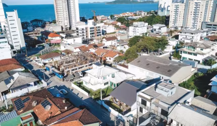Casa para Venda em Balneário Piçarras, Centro, 2 dormitórios, 1 suíte, 3 banheiros, 4 vagas