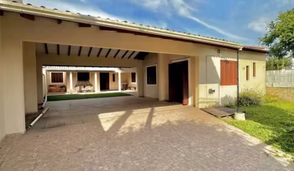 C423 Casa com 4 dormitórios apenas 200 metros do mar/Imbé