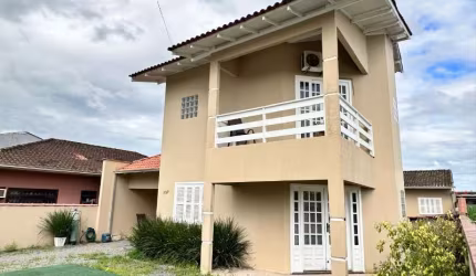 Casa à venda em Joinville-SC, Vila Nova: 3 quartos, 1 suíte, 3 salas, 2 banheiros, 2 vagas, 215m². Imperdível!