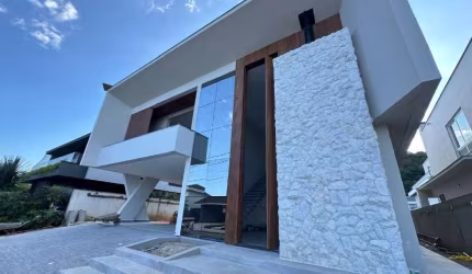 Magnífica Casa em Condomínio de Luxo em Pirabeiraba, Joinville-SC: 4 quartos, 4 suítes, 3 salas, 4 banheiros, 2 vagas, 378m².