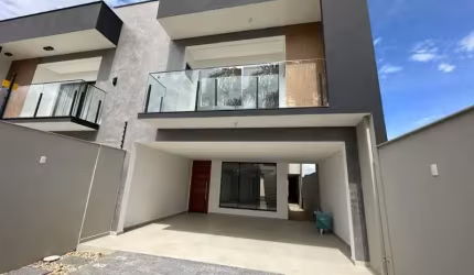 Casa à venda em Joinville-SC: 3 quartos, 3 suítes, 3 salas, 3 banheiros, 2 vagas de garagem, 198 m² na Floresta. Imperdível!
