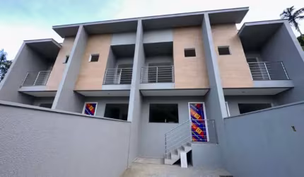 Imperdível oportunidade: Casa à venda em Joinville-SC, no bairro Floresta, com 2 quartos, 2 suítes, 2 salas, 2 banheiros, 1 vaga de garagem e 100,62 m².