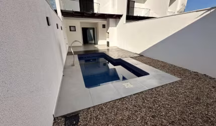Casa à venda em Joinville-SC, bairro Atiradores: 3 quartos, 3 suítes, 3 salas, 5 banheiros, 2 vagas, 160,25m².