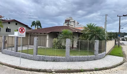 Casa Térrea Espaçosa e Confortável no Bairro Santo Antônio - Joinville