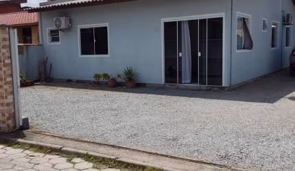 BELÍSSIMA CASA DISPONÍVEL PARA VENDA
