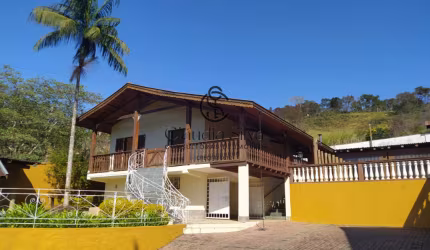 Viva com Vista Privilegiada: Casa dos Sonhos em Santo Antônio do Pinhal!