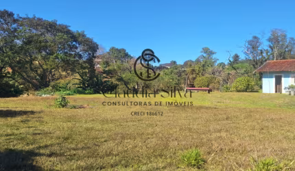 Casa com 3 Quartos, Jardim Frutífero e Amplo Espaço