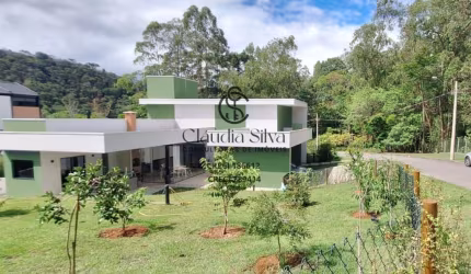 Residência Exclusiva em Santo Antônio do Pinhal: 3 Suítes, Lareira e Churrasqueira