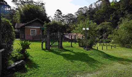Oportunidade de Investimento: Terreno com Chalés em Área Urbana