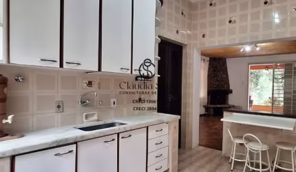 Aluguel mensal: casa com lareira e área gourmet