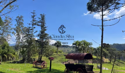 Oportunidade Imperdível: Sítio em Santo Antônio do Pinhal com Piscina, Suítes, Quadra, Área Gourmet e Grande Potencial de Investimento!