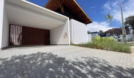 Belíssima Casa Térrea com Design Moderno em Condomínio