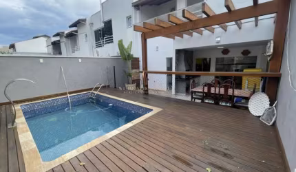 Espetacular sobrado em condomínio com piscina aquecida: luxo, conforto e lazar!