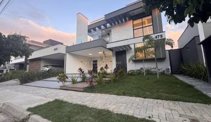 Sobrado em condomínio à venda, no Condomínio Residencial Ouroville,  em Taubaté, Piracangaguá, com 4 quartos, 260m²