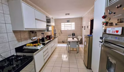 Sobrado à venda em Taubaté, Jardim Ana Emilia, com 5 quartos, 230m²