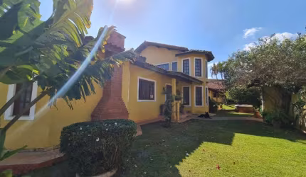 Casa Térrea  no condomínio Vila Dom Pedro em Atibaia SP. São 3 suítes, piscina, área gourmet e espaço gramado