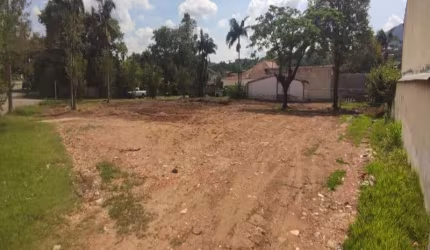 Terreno no Condomínio Flamboyant em Atibaia SP.  São 1.642,00 m2 totalmente planos e.com um uma linda vista para a Pedra Grande.  Aceita financiamento bancário