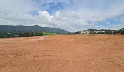 Terreno plano com uma linda vista para as montanhas no Condomínio Vista da Serra em Atibaia SP.