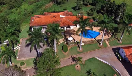 Haras em Piracaia SP Casa sede com 5 dormitórios sendo 4 suítes, sala ampla com 3 ambientes integrados, cozinha com armários planejados, piscina com aquecimento, sauna, pomares, quadra poliesportiva, 